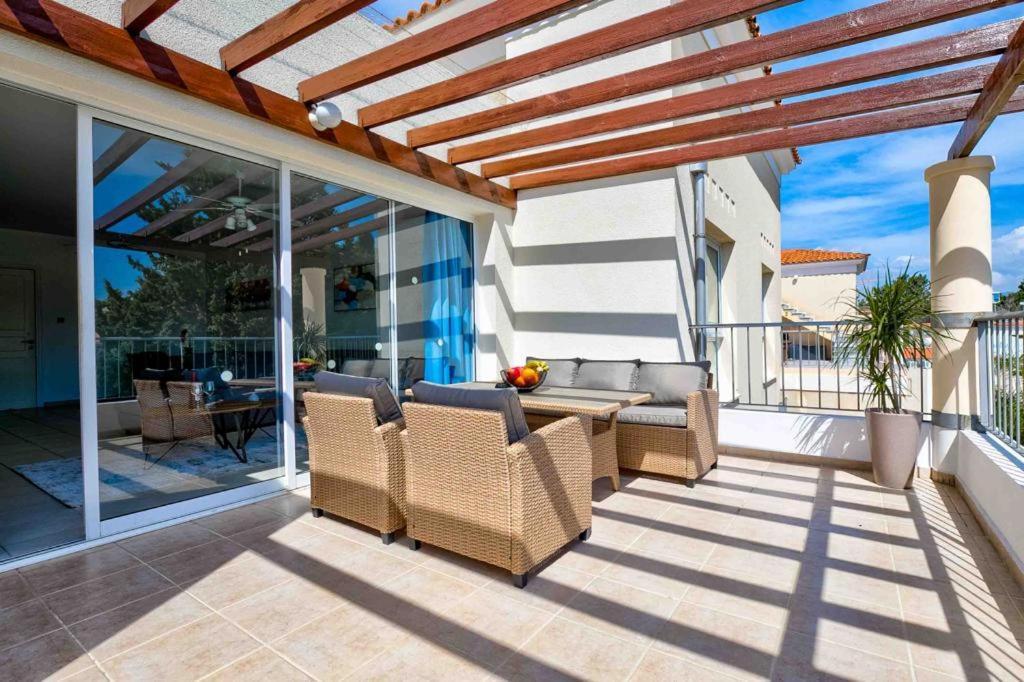 Penthouse Carina Apartment Paphos ภายนอก รูปภาพ